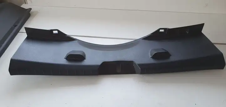 Toyota Yaris (2014 - 2019) Отделка замка — фото 1