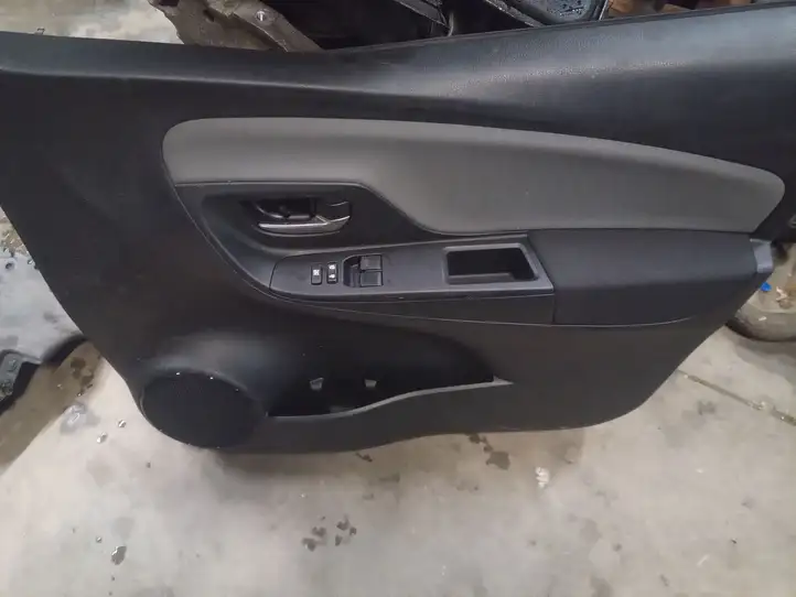 Toyota Yaris (2014 - 2019) Обшивка передней двери — фото 2