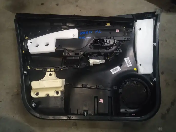 Toyota Yaris (2014 - 2019) Обшивка передней двери — фото 3