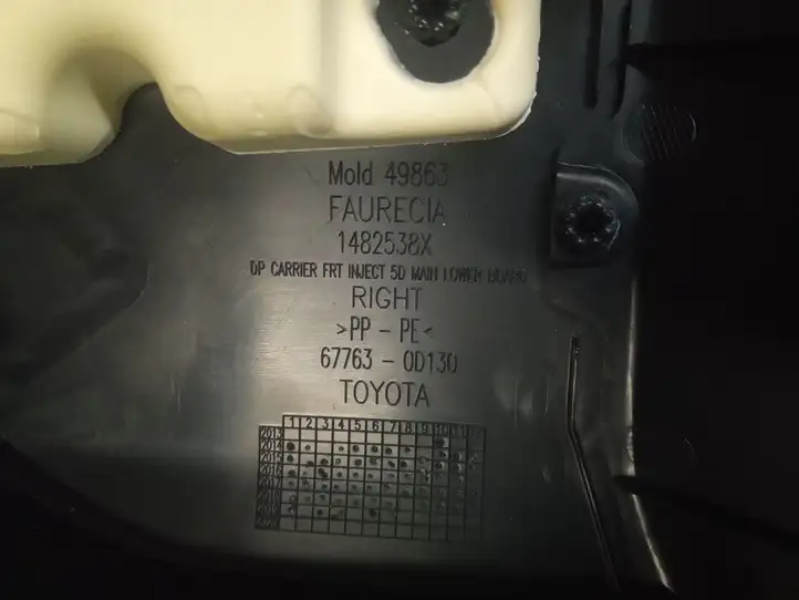 Toyota Yaris (2014 - 2019) Обшивка передней двери — фото 4