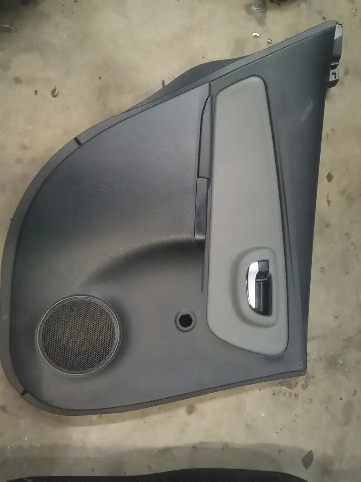Toyota Yaris (2014 - 2019) Обшивка задней двери — фото 1