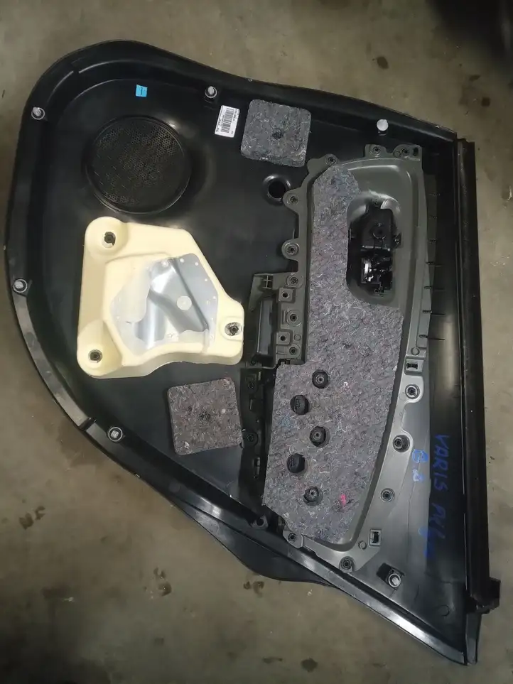 Toyota Yaris (2014 - 2019) Обшивка задней двери — фото 3