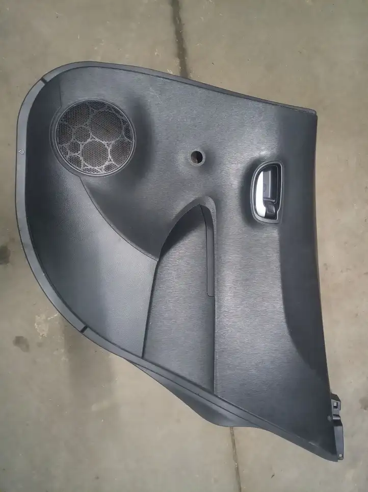 Toyota Yaris (2014 - 2019) Обшивка задней двери — фото 1
