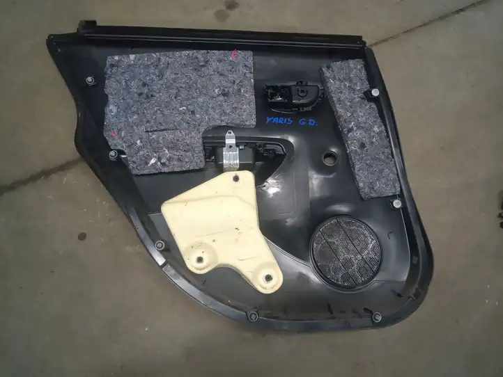 Toyota Yaris (2014 - 2019) Обшивка задней двери — фото 3