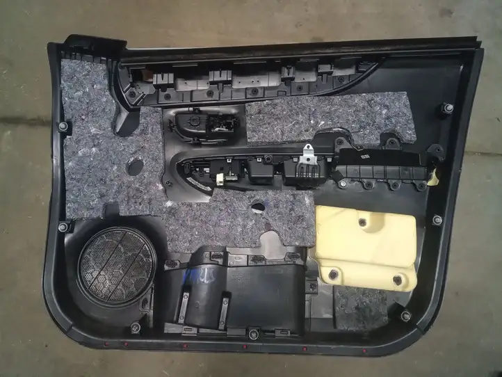 Toyota Yaris (2014 - 2019) Обшивка передней двери — фото 3