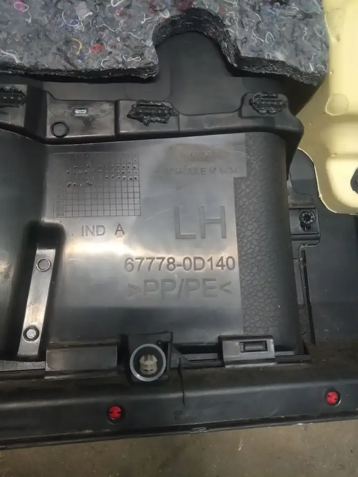 Toyota Yaris (2014 - 2019) Обшивка передней двери — фото 4