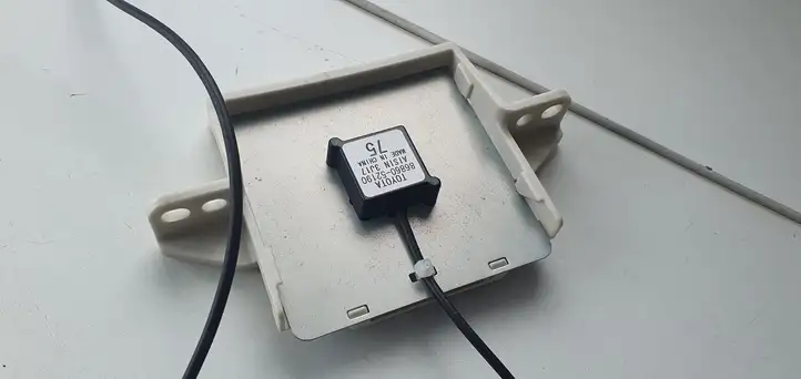 Toyota Yaris (2012 - 2014) GPS антенна — фото 2
