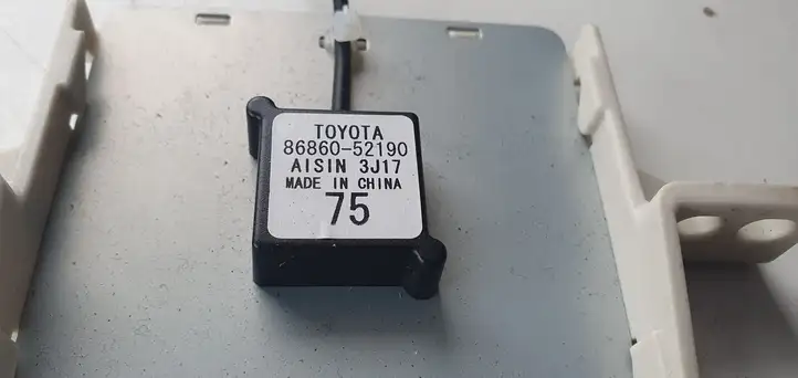 Toyota Yaris (2012 - 2014) GPS антенна — фото 5