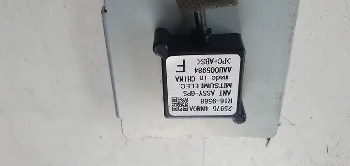 Nissan Leaf I (ZE0) (2010 - 2017) GPS антенна — фото 2