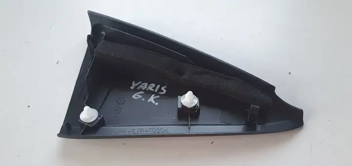 Toyota Yaris (2012 - 2014) Накладка стекла задней двери — фото 4