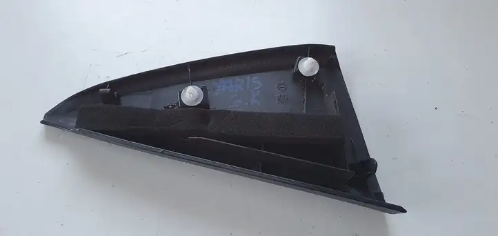 Toyota Yaris (2012 - 2014) Накладка стекла задней двери — фото 3