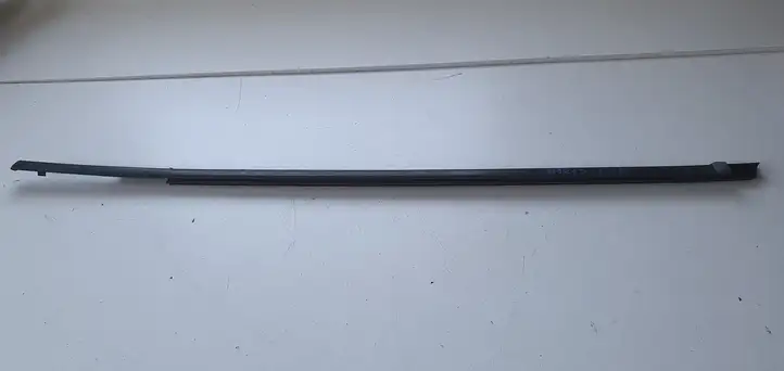 Toyota Yaris (2012 - 2014) Молдинги задней двери — фото 1