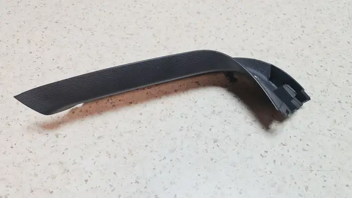 Volkswagen Scirocco (2008 - 2014)  1K8867703 Боковая отделка (у окна)