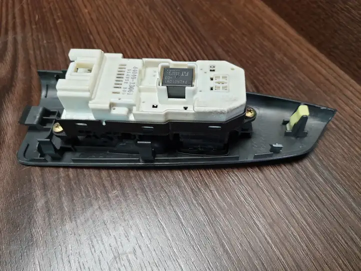 Toyota Avensis Verso (1995 - 2001) 84810 Блок кнопок стеклоподъемников — фото 6