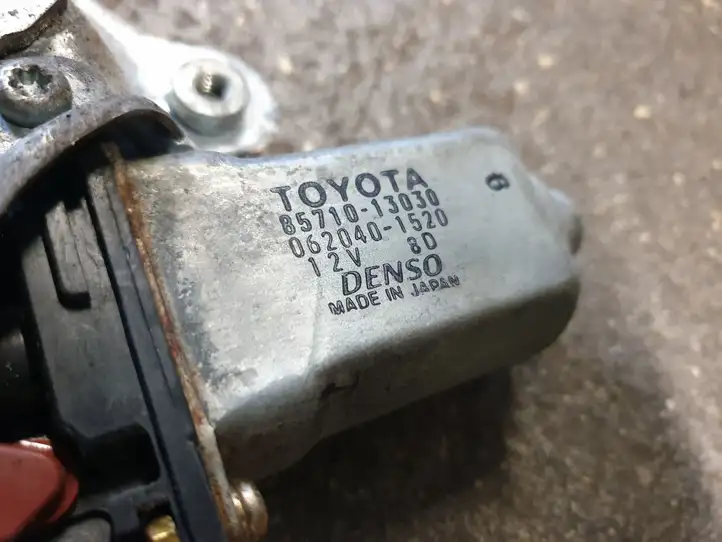 Toyota Avensis Verso (1995 - 2001) 8571013030 Мотор стеклоподъемника передний — фото 3