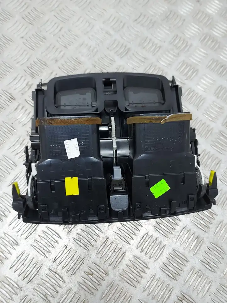 Toyota Auris 150 (2006 - 2012) 8433202130 Центральный воздушный дефлектор — фото 4