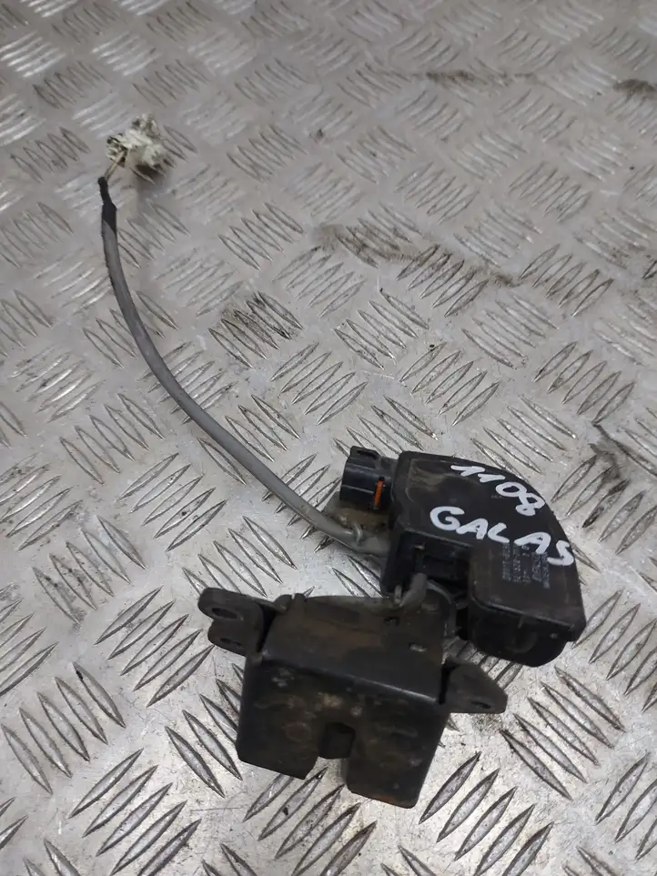 Toyota Corolla Verso E121 (2001 - 2004) 1015283000 Замок багажника — фото 1