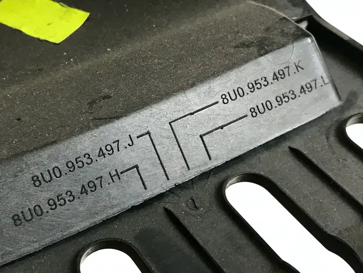 Audi Q3 8U (2011 - 2014) 8U0953497J Обшивка рулевой колонки — фото 3