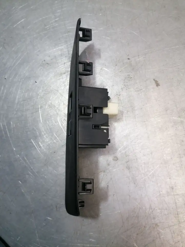 Toyota Auris 150 (2006 - 2012) 74302530 Блок кнопок стеклоподъемников — фото 3