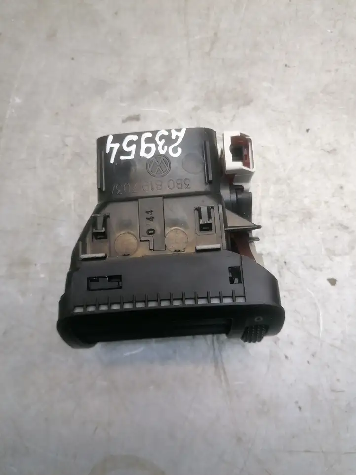 Volkswagen PASSAT B5 (1997 - 2000) 3B0819703A Боковой воздушный дефлектор — фото 3