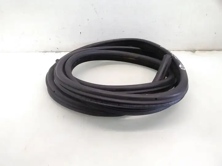 BMW 5 E60 E61 (2004 - 2010) Уплотнитель задней двери — фото 2