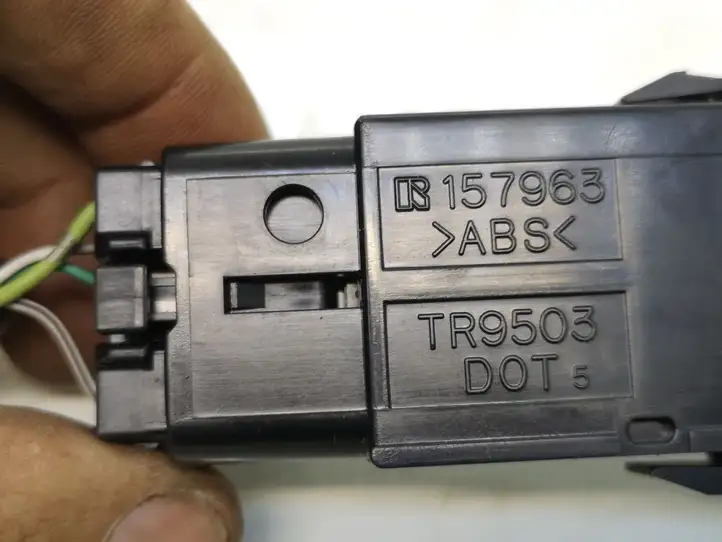 Toyota Avensis T250 (2006 - 2009) 157963 Включатель аварийных фонарей — фото 3