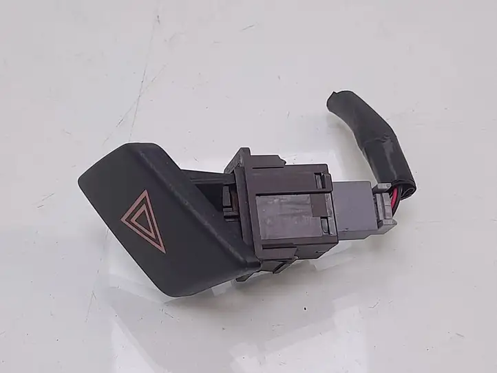 Toyota Yaris (2005 - 2009) 843320D020 Включатель аварийных фонарей — фото 3