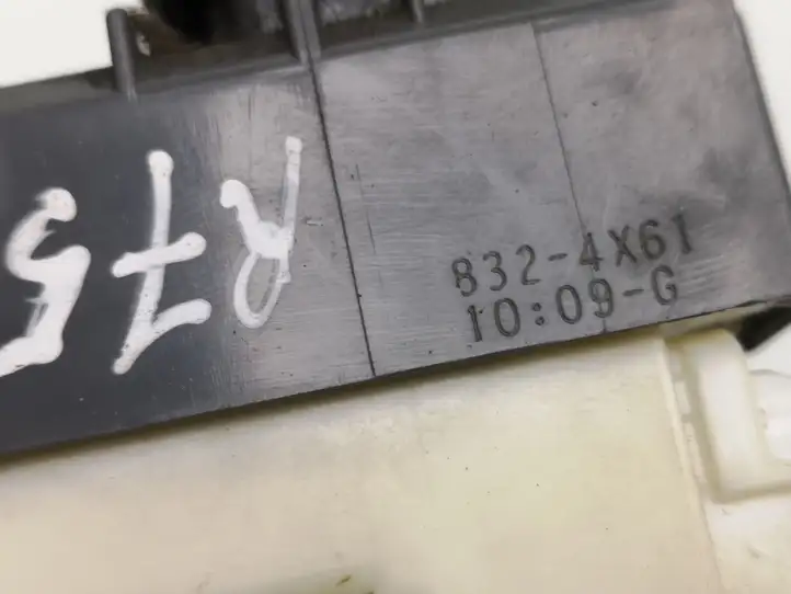 Toyota Yaris (2005 - 2009) 8324X61 Блок кнопок стеклоподъемников — фото 2