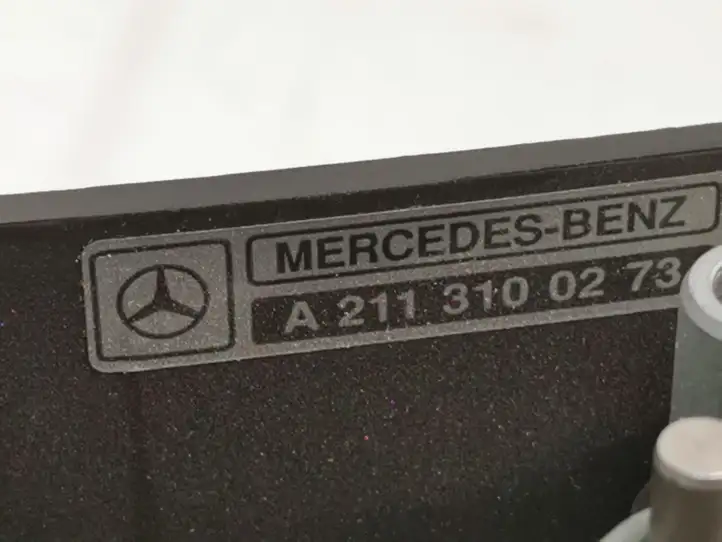 Mercedes-Benz E W211 (2002 - 2009) A2113100273 Кнопка фаркопа в багажнике — фото 7