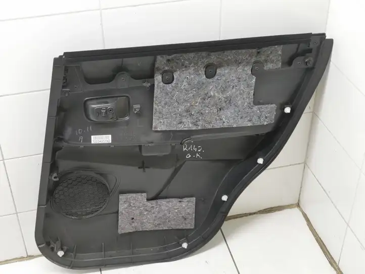 Mitsubishi ASX (2010 - 2016) 7222A615 Обшивка задней двери — фото 4