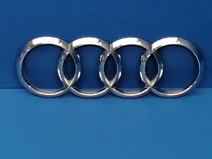 Audi A3/S3 8V (2012 - 2016) Эмблема производителя — фото 1