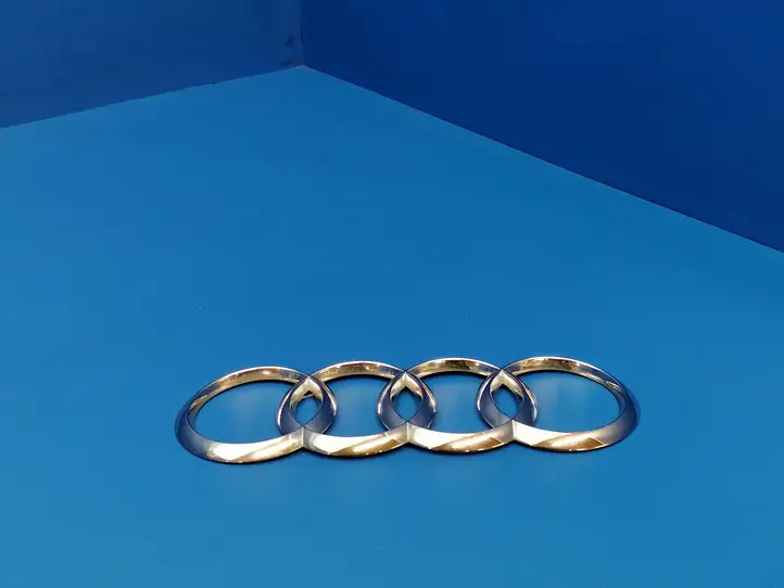 Audi A3/S3 8V (2012 - 2016) Эмблема производителя — фото 7