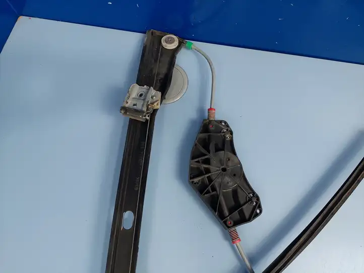 Volkswagen Golf V (2003 - 2009)  E038074012 Механизм для электрического подъема окон передней двери (без двигателя)