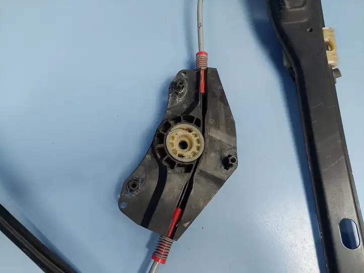 Volkswagen Golf V (2003 - 2009)  E038074012 Механизм для электрического подъема окон передней двери (без двигателя)