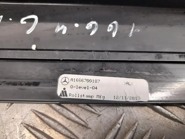 Mercedes-Benz GL X166 (2013 - 2019) A1666700187 Накладка стекла задней двери — фото 2
