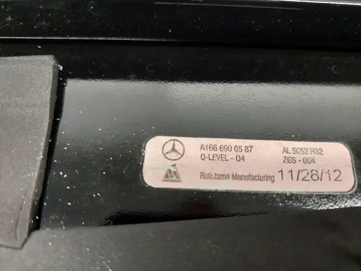 Mercedes-Benz GL X166 (2013 - 2019) A1666900587 Накладка стекла задней двери — фото 4