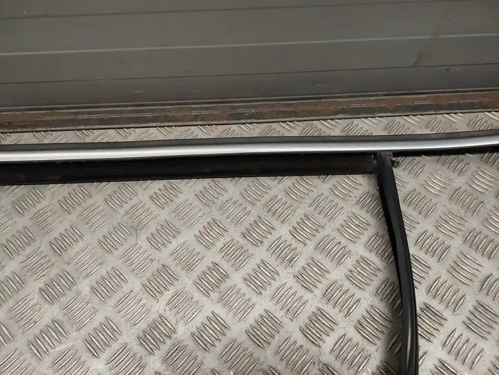 Mercedes-Benz GL X166 (2013 - 2019) A1667350325 Уплотнитель стекла задней двери — фото 4