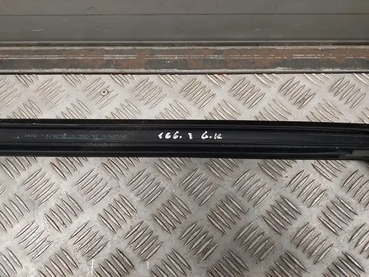 Mercedes-Benz GL X166 (2013 - 2019) A1667350325 Уплотнитель стекла задней двери — фото 7