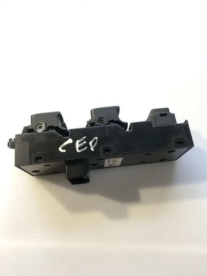 Kia Ceed (2012 - 2015) 93570A2900 Кнопка стеклоподъемников — фото 6