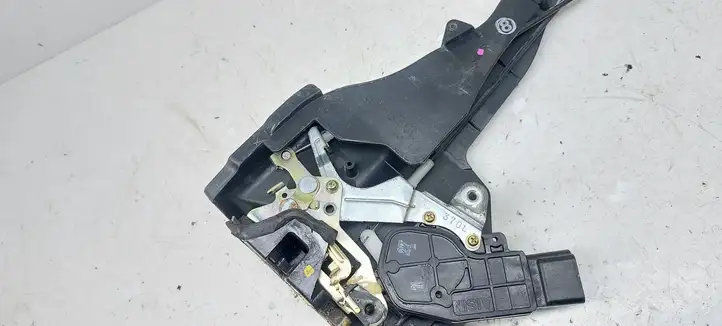 Toyota Avensis Verso (2001 - 2004) 370L Замок задней двери — фото 7