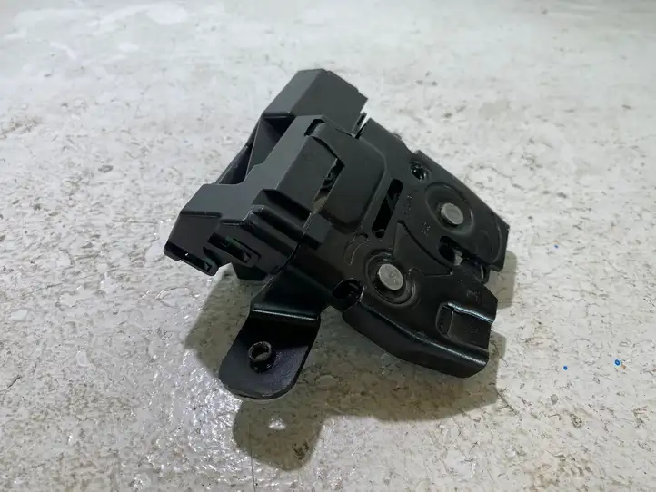 Ford Fiesta (2013 - 2017) BA61A442A66BE Замок крышки багажника — фото 3