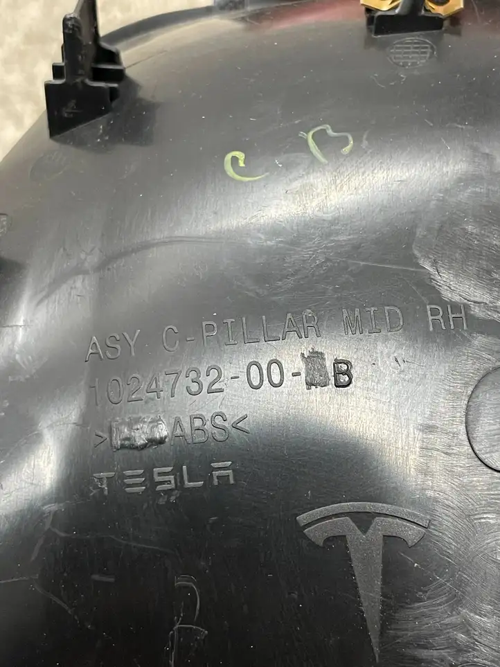 Tesla Model 3 (2017 - 2023) 102473200B Прочие детали панели — фото 3