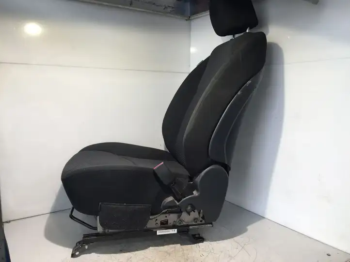 Toyota RAV 4 (XA40) (2012 - 2018) Переднее сиденье пассажира — фото 2