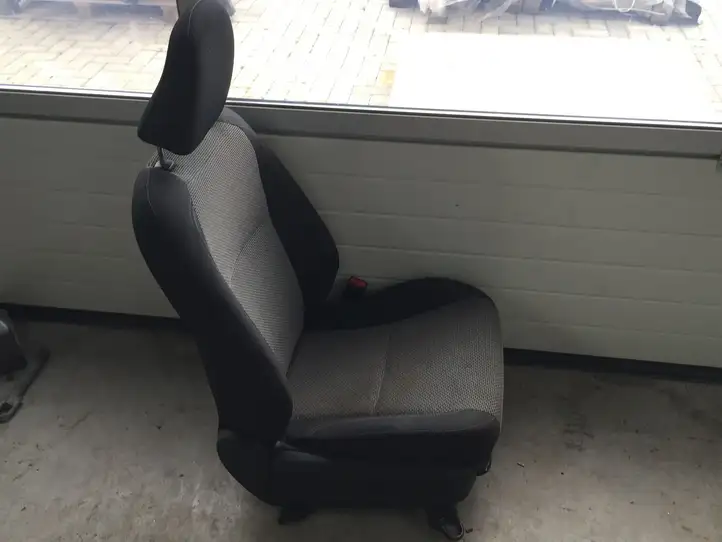 Toyota Yaris (2012 - 2014) Переднее сиденье пассажира — фото 3