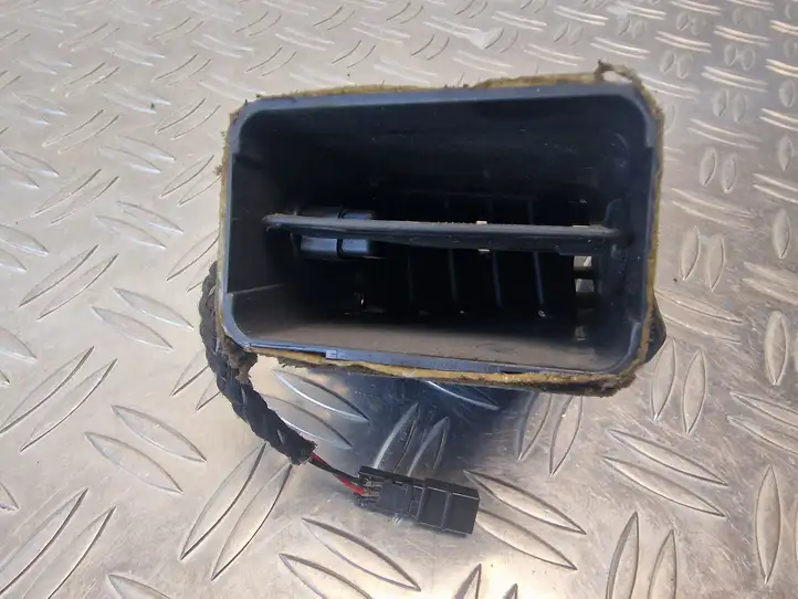 Audi A4 S4 B7 8E 8H (2004 - 2009) 8E0820902F Боковой воздушный дефлектор — фото 3