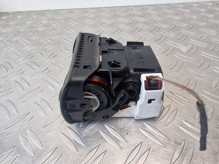 Volkswagen PASSAT B5.5 (2001 - 2005) 3B0819703D Боковой воздушный дефлектор — фото 2