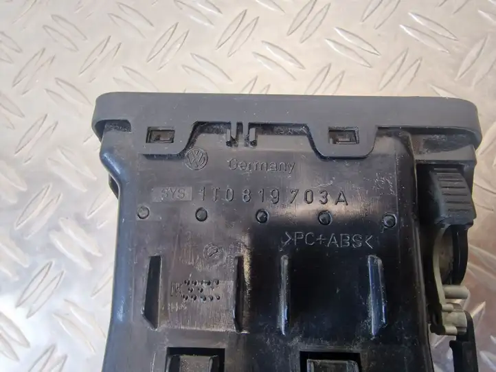 Volkswagen Touran I (2003 - 2010) 1T0819703A Боковой воздушный дефлектор — фото 4