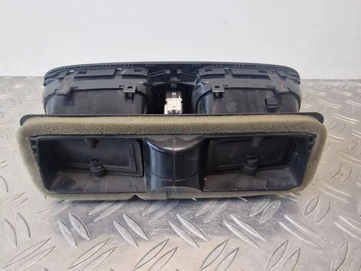 Volkswagen Golf V (2003 - 2009) 5K0815736D Центральный воздушный дефлектор — фото 2