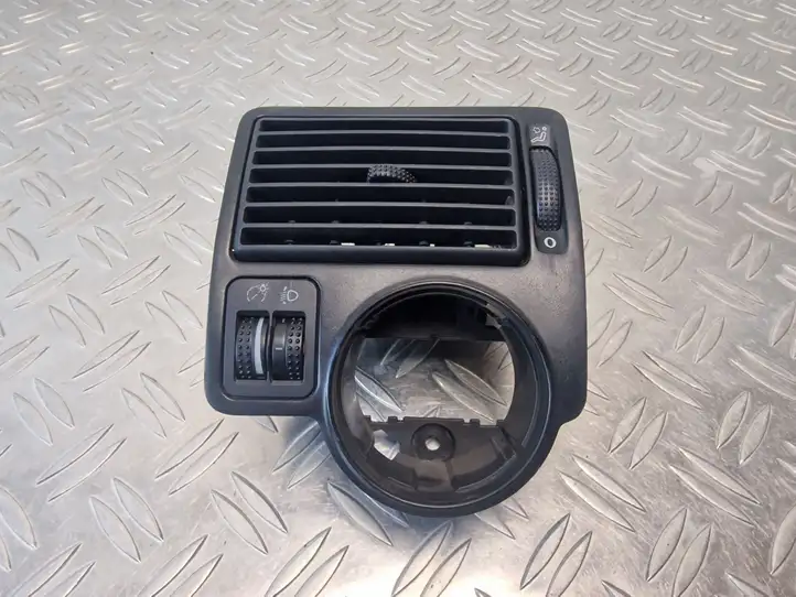 Volkswagen Golf IV (1998 - 2005) 1J1815715A Боковой воздушный дефлектор — фото 1