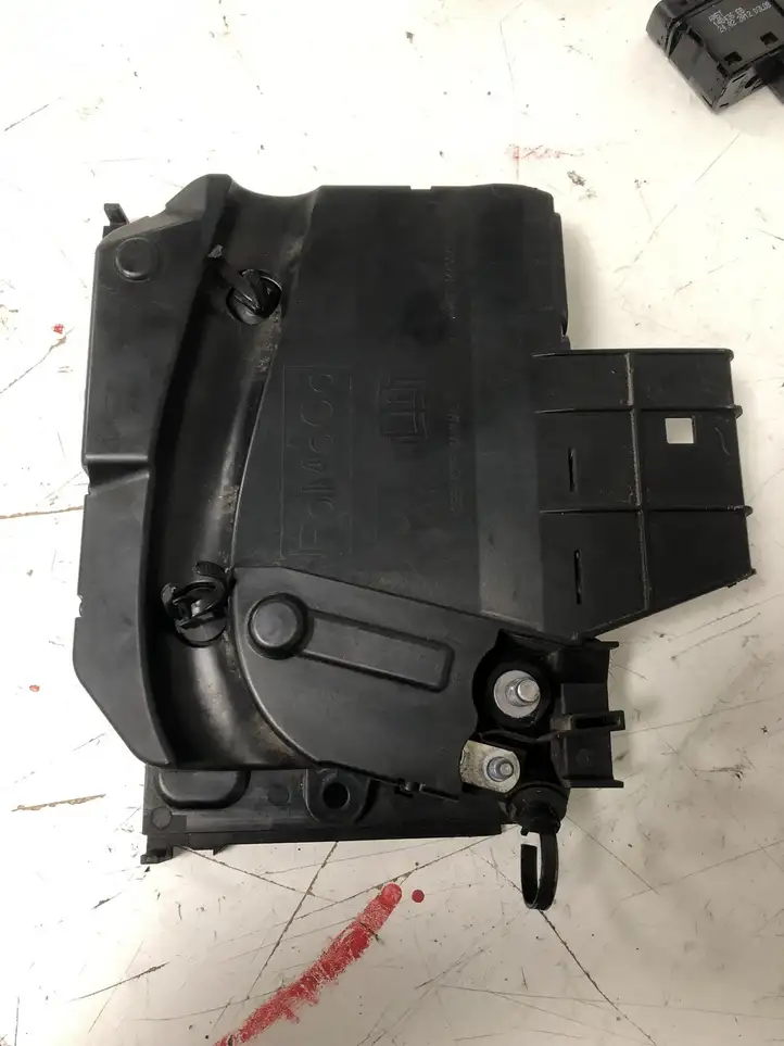 Ford Focus (2011 - 2015) AV6T14A067BB Крышка ящика предохранителей — фото 4